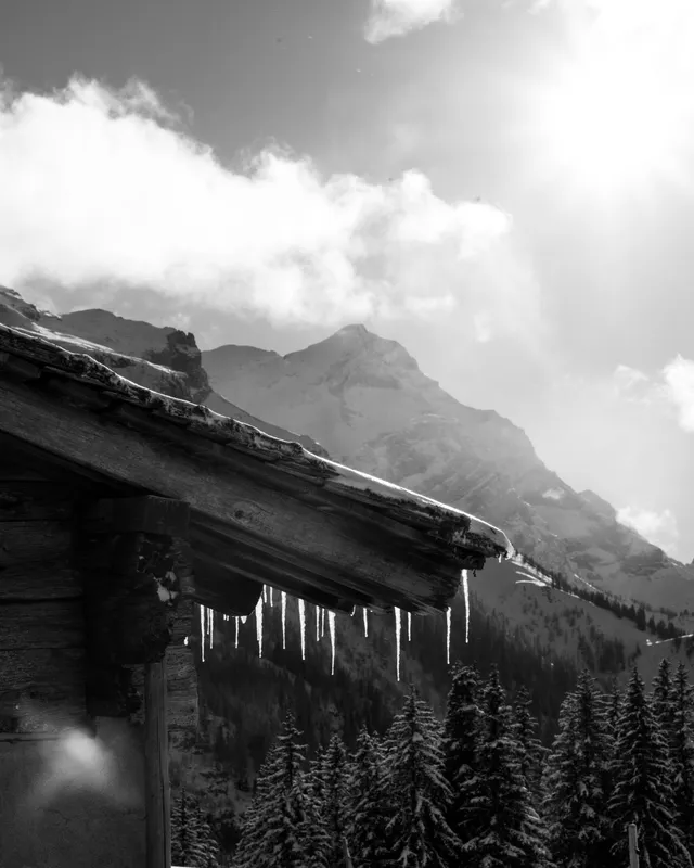 Toit de chalet et sommets enneigés, Alpes vaudoises