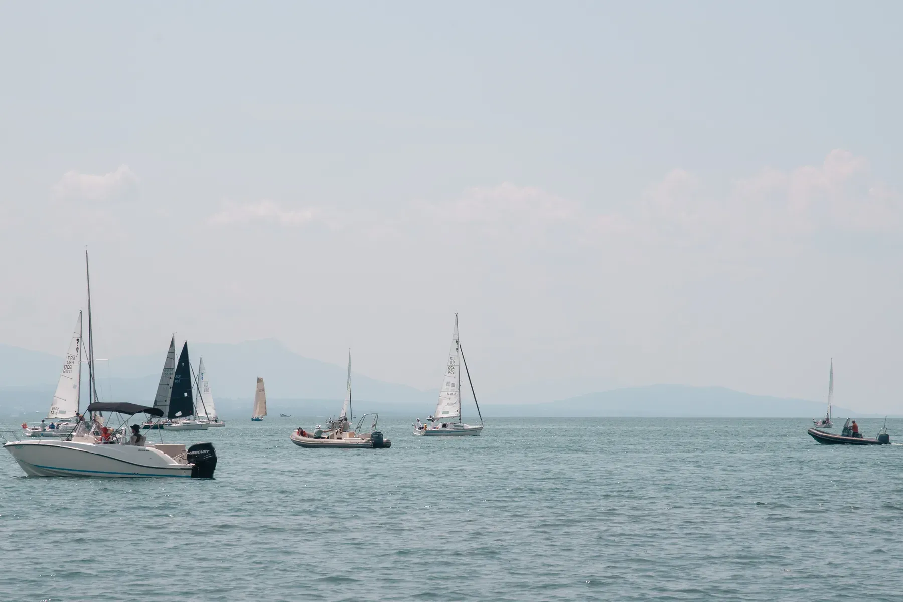 La flotte des 5 Jours du Léman 2026 sur le lac, avec La Rivale 3 au centre