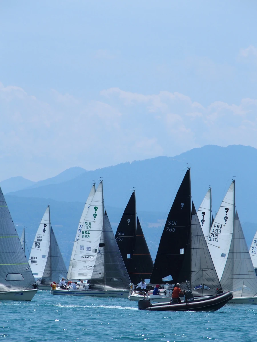 La Rivale 3, voile SUI 654, au milieu de la flotte des 5 Jours du Léman 2026